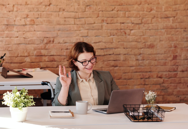 Accessible content & SEO - Woman in wheelchair using laptop to have a zoom call