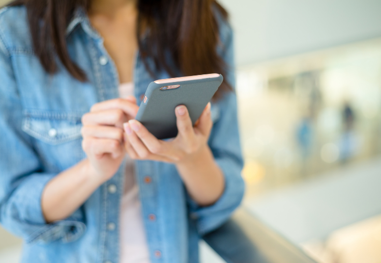 Woman using a website that is optimised for mobile